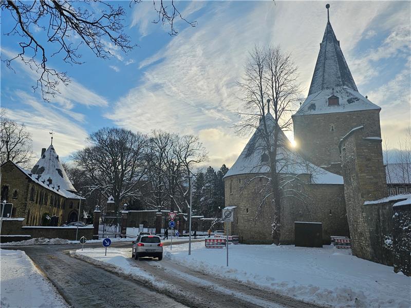 Am Breiten Tor rollt der Verkehr wieder rund Sämtliche Straßen am Breiten werden nach neunmonatiger Umbauzeit pünktlich zum Beginn des Weihnachtsmarkts freigegeben. Foto: Sowa