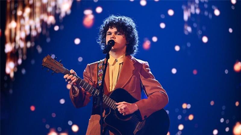 „Diese Locke!“ - Stefan Raabs ESC-Auslese nimmt Konturen an Sänger Benjamin Braatz brauchte nur seine Gitarre, um das Publikum für sich zu gewinnen.