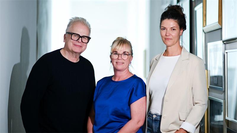 Sänger Herbert Grönemeyer (l-r) mit Anneke Richter und Nicole Müller vom Verein „Heimatbewegen“.