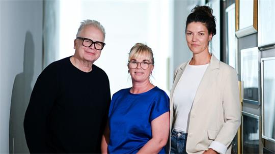 Sänger Herbert Grönemeyer (l-r) mit Anneke Richter und Nicole Müller vom Verein „Heimatbewegen“.