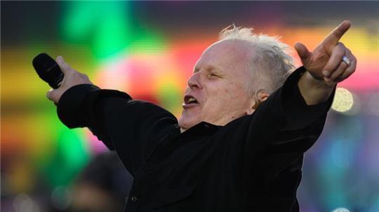 Sänger Herbert Grönemeyer performt zum Auftakt seiner Tournee im Dresdener Rudolf-Harbig-Stadion.