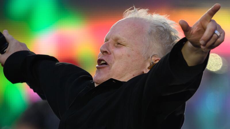 EM in den Charts: „Zeit, dass sich was dreht“ Platz eins Sänger Herbert Grönemeyer schafft es mit „Zeit, dass sich was dreht“ an die Spitze der Charts.