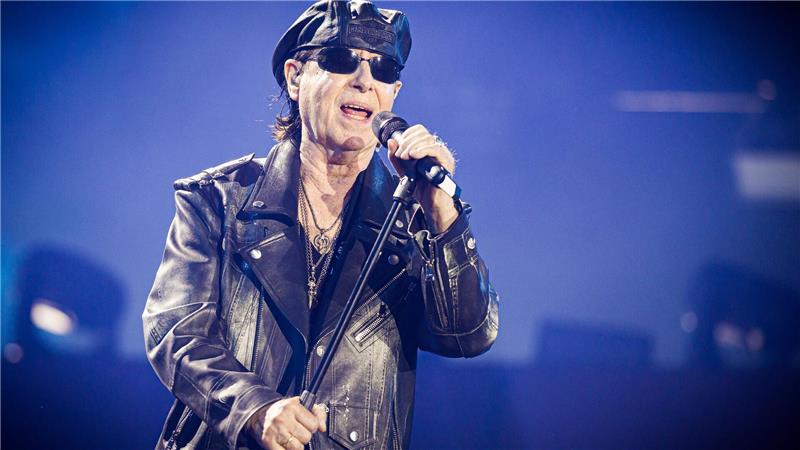 Party mit Feuerwerk - Scorpions spielen vor 45.000 Fans Sänger Klaus Meine - im typischen schwarzen Look mit Kappe.