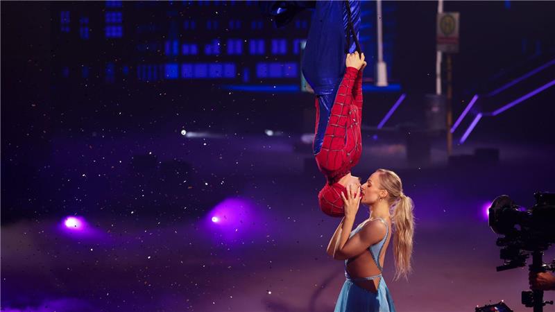 Da tanzen sogar die Puppen: Woitschack gewinnt „Let’s Dance“ Sänger Milano und Tanzpartnerin Marta Arndt spielten die ikonische Kuss-Szene aus den Spider-Man-Filmen nach.