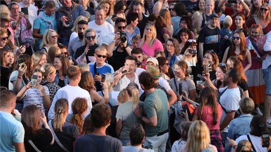 Sänger Nico Santos geht beim Konzert an der Rennbahn auf Tuchfühlung mit seinen Fans.
