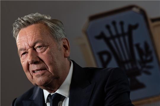 Sänger Roland Kaiser steht vor einem Abbild des Paul-Lincke-Ring.