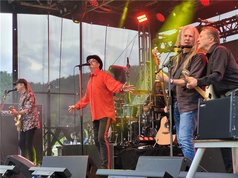 Open-Air-Konzert mit Programm aus dem Vorjahr lockt Tausende Sänger Udo Prinz (links) und seine Mit18Band performen wie schon beim Open Air im vergangenen Jahr Songs von Marius Müller-Westernhagen. Foto: Exner
