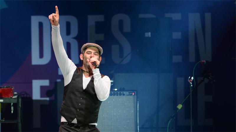 20 Jahre Marquess: Mit Latin-Pop gegen den grauen Alltag Sänger und Frontmann Sascha Pierro steht auf der Bühne während eines Konzerts im Jahr 2015. (Archivbild)
