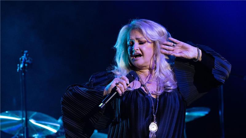 Bonnie Tyler nicht mehr im künstlichen Koma Sängerin Bonnie Tyler befindet sich zwar auf dem Weg der Besserung, muss ihre für den Sommer geplanten Konzerte jedoch absagen. (Archivbild)