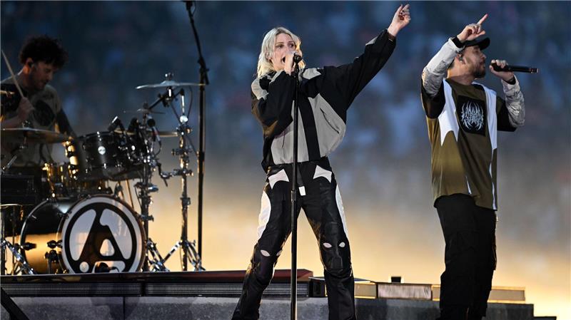 Legende van Basten schimpft über Final-Show von Linkin Park Sängerin Emily Armstrong heizt dem Publikum vor dem Finale ein.