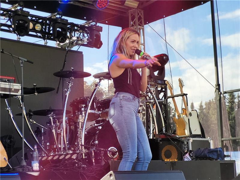 Open-Air-Konzert mit Programm aus dem Vorjahr lockt Tausende Sängerin Karina Klüber. Foto: Exner