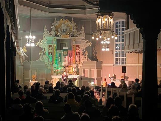 Sängerin Nicole Krämer bestreitet ihren ersten eigenen Konzertabend in der St.-Nikolai-Kirche in Altenau. Unterstützung erhält die 18-Jährige von ihrer musikalischen Familie. Foto: Nachtweyh