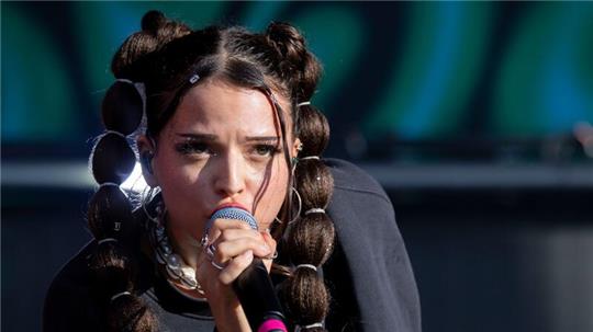 Sängerin Nina Chuba bemerkt, dass der Druck wegen des zweiten Albums gestiegen ist.