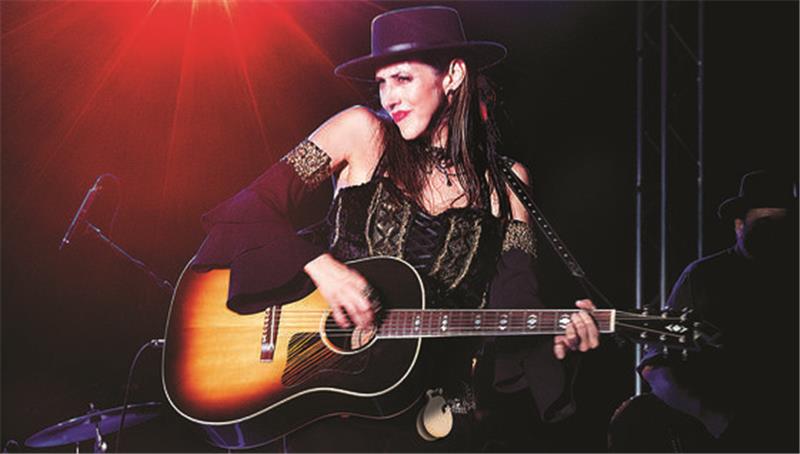 Sängerin Patricia Vonne gastiert mit ihrer Band in Goslar.