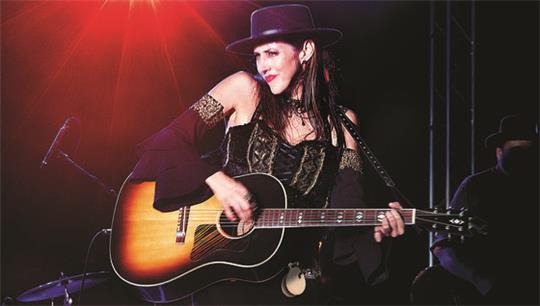 Sängerin Patricia Vonne gastiert mit ihrer Band in Goslar.