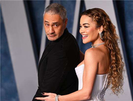 Sängerin Rita Ora und ihr Mann Taika Waititi bei der Vanity Fair Oscar Party im März in Beverly Hills.