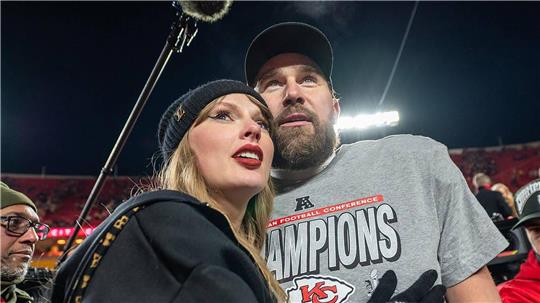 Sängerin Taylor Swift und Football-Star Travis Kelce wollen heiraten. Die Veltins-Arena auf Schalke bietet ihnen dafür die hauseigene Kapelle an. (Archivbild)