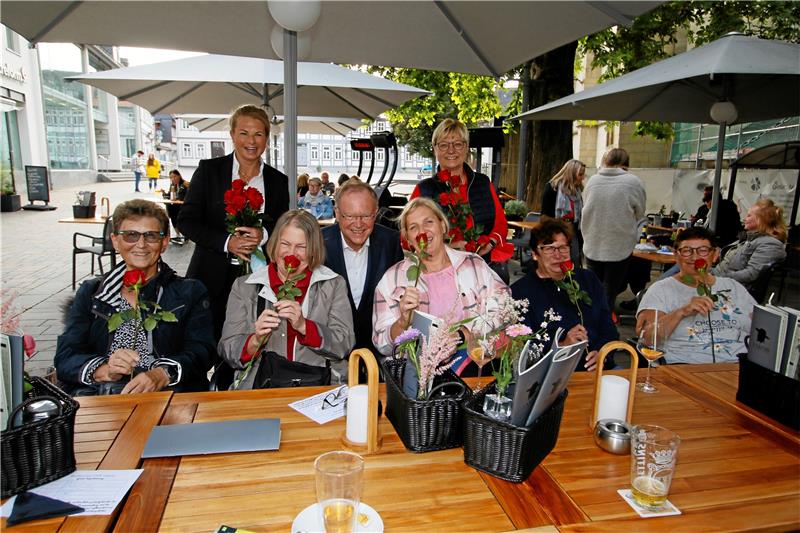Sag es durch die Blume(n): Oberbürgermeister-Kandidatin Urte Schwerdtner, Ministerpräsident Stephan Weil und Bundestag- Bewerberin Frauke Heiligenstadt (hinten von links) verteilen florale Grüße im Außenbereich des Restaurants „Jakob“. Foto: Epping