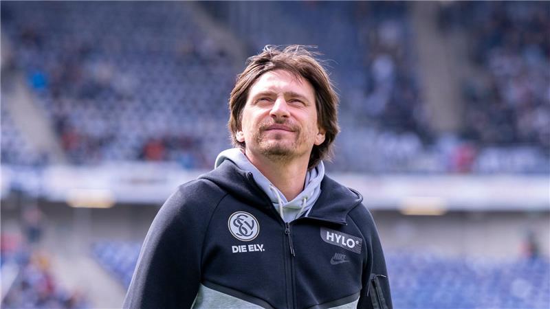 Remis im Topspiel: Hannover und Elversberg trennen sich 1:1 Sah an seinem 40. Geburtstag ein Remis seines Teams: Elversbergs Trainer Vincent Wagner.