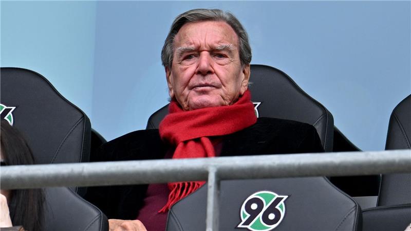 „Fiebertraum“ bei Aufsteiger Elversberg - Fortuna stürzt ab Sah bei seinem Herzensclub zu: Ex-Kanzler Schröder.