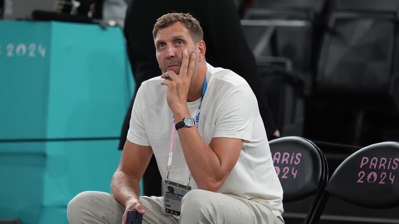 „Kein Videospiel“: Bitteres Aus für Basketballer bei Olympia Sah das Halbfinale live in der Halle: Dirk Nowitzki.