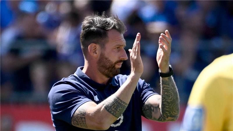 Arminia spitze: Aufsteiger gewinnt auch bei Holstein Kiel Sah den zweiten Saisonsieg seiner Mannschaft: Arminias Trainer Mitch Kniat.