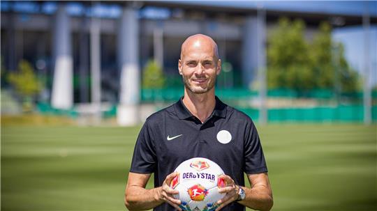 Sah eine Niederlage im ersten Härtetest: VfL Wolfsburgs neuer Trainer Paul Simonis