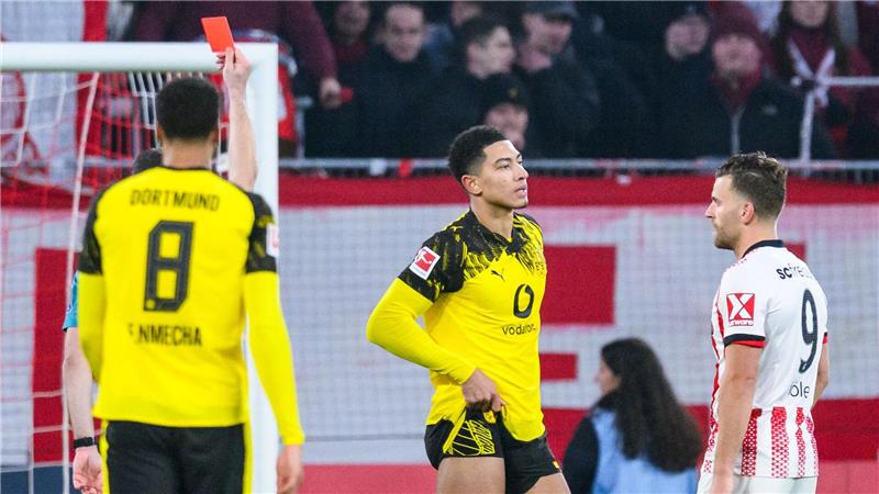 Höler-Traumtor verhindert Dortmunder Sieg in Freiburg Sah für eine Notbremse die Rote Karte: Dortmunds Jobe Bellingham (M.).