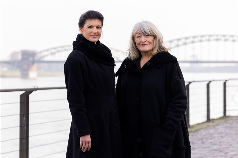 Manifest von Wagenknecht und Schwarzer löst Kontroverse aus Sahra Wagenknecht (Die Linke, l), Politikerin, und Alice Schwarzer, Frauenrechtlerin, stehen im Rheinauhafen am Rhein.