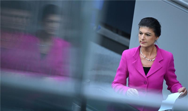 Wagenknecht will abgelehnten Asylbewerbern Geld streichen Sahra Wagenknecht fordert eine drastische Verschärfung der deutschen Flüchtlingspolitik.