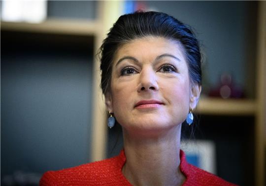 Sahra Wagenknecht nimmt am Gründungsakt der Partei "Bündnis Sahra Wagenknecht - für Vernunft und Gerechtigkeit" (BSW) in Berlin teil.
