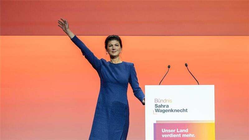 Wagenknecht kämpft mit „Friedens-Partei“ um Parlamentseinzug Sahra Wagenknecht stimmt ihre Partei auf den Wahlkampf ein und wird bejubelt.