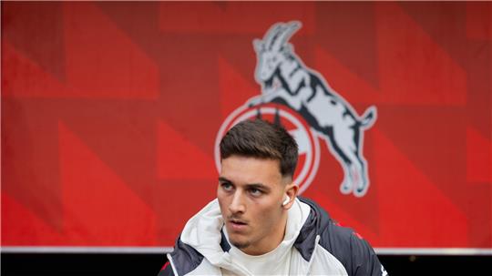 Said El Mala sitzt vor dem Logo des Kölner FCs.