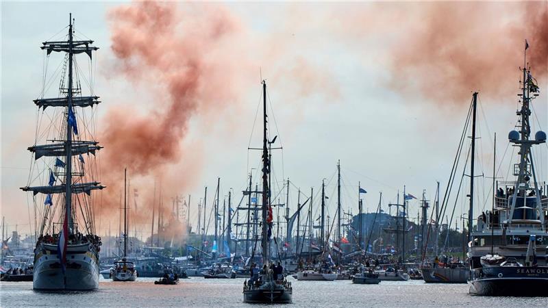 Sail in Amsterdam: Oranger Rauch kündigt den Beginn der Parade von Großseglern vor der niederländischen Hauptstadt an.