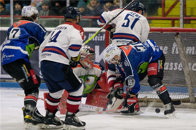 Rekord in Braunlage und schwarze Serie in Hannover Saisonrekord in Braunlage: Mehr als 2200 Zuschauer verfolgen das Spiel der Harzer Falken gegen Sande. Foto: Drechsler