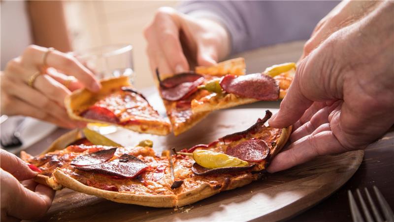 Salami, Tonno oder Schinken: Pizza eignet sich für viele Geschmäcker.