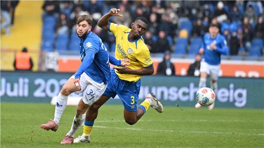 Salomon Nkoa (r, Eintracht Braunschweig) im Zweikampf mit Killian Corredor (SV Darmstadt 98).