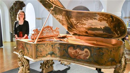 Salon-Konzertflügel von Grotrian-Steinweg: Kuratorin Antje Becker zeigt eines der Ausstellungs-Highlights in Braunschweig. 