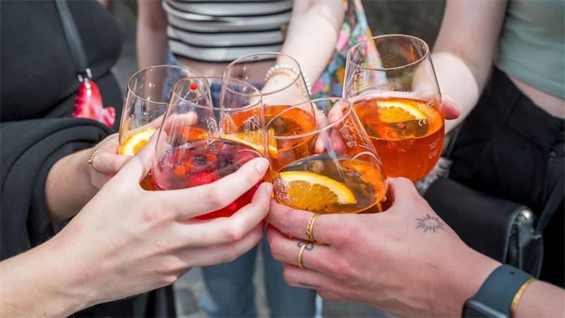Wie die Biernation zur Aperölchenrepublik wurde Salute, Cheers, Prost: Fünf Personen stoßen mit Aperol Spritz an. (Archivbild)
