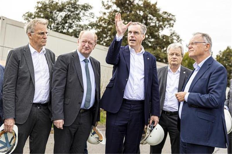 Salzgitter-AG-Vorstandschef Gunnar Groebler (Mitte) und Ulrich Grethe, Technik-Chef bei Salzgitter Flachstahl (rechts daneben), führen Staatssekretär Stefan Wenzel (v.li., Grüne), Landes-Finanzminister Reinhold Hilbers (CDU) und Ministerpräsident Stephan Weil (SPD) über das Gelände der Salzgitter AG. Foto: Moritz Frankenberg/dpa