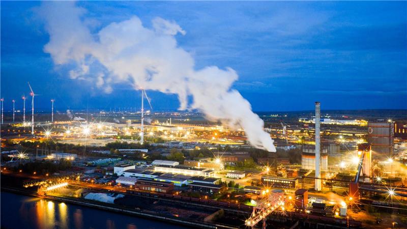 Salzgitter: Stahlindustrie verzeichnet erneut Umsatzrückgang – Kanzler Merz plant Stahlgipfel.