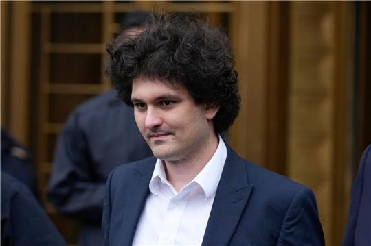 Sam Bankman-Fried, Gründer der insolventen Kryptobörse FTX, verlässt das Bundesgericht in Manhattan.