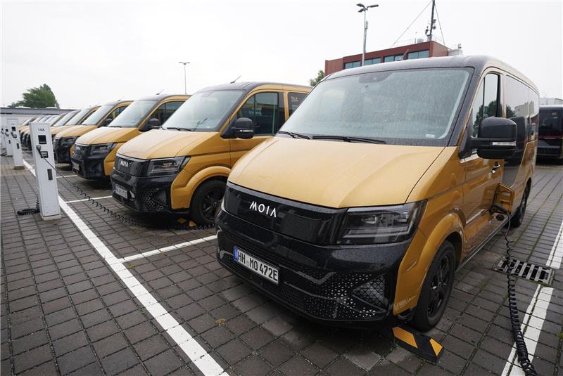 Sammeltaxis stehen auf dem Moia Hub.