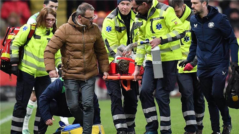 Sammie Szmodics wird vom Platz getragen.