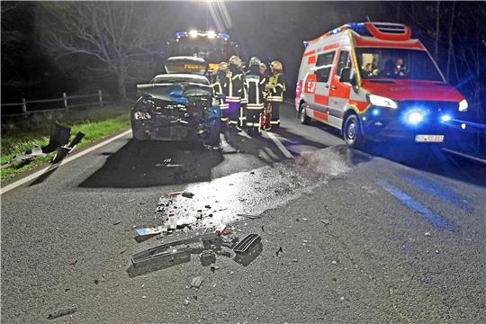 Samstagabend auf der B 241: Bei einem Wildunfall werden drei Personen verletzt.  Foto: Epping