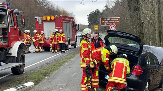 Einsatzkräfte stehen am Unfallwagen
