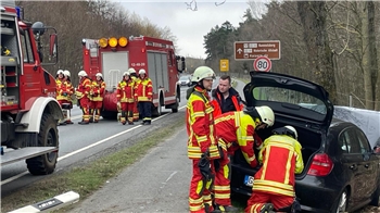 Einsatzkräfte stehen am Unfallwagen