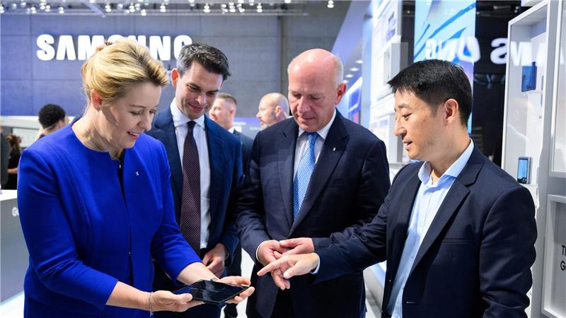 Vom Mähroboter bis zum Gaming-PC: Das sind die IFA-Trends Samsung präsentiert auf der IFA neue Handymodelle.