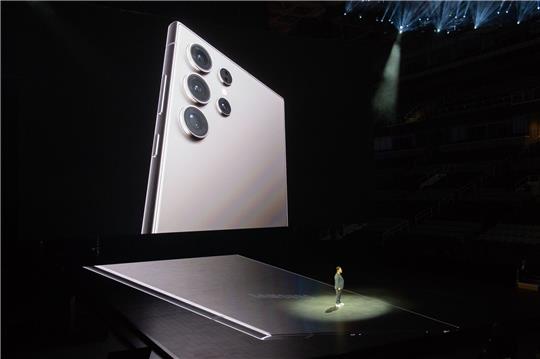 Samsungs Smartphone-Chef TM Roh stellt in San Jose die neue Top-Gerätereihe des Konzerns vor.