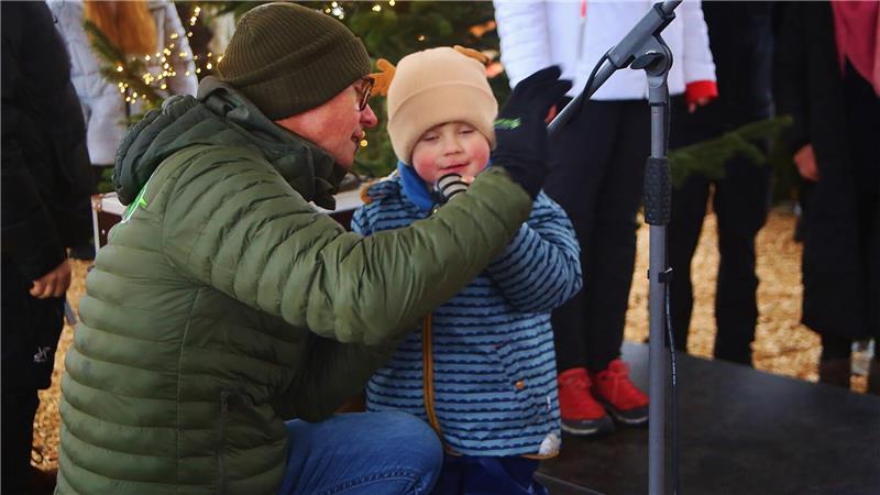 „Sagenhafter Wintermarkt“ hat begonnen: Das erwartet die Besucher Samu Kolb bringt im Beisein seines Vaters Holger den Sternenhimmel mit Feenstaub zum Leuchten.
